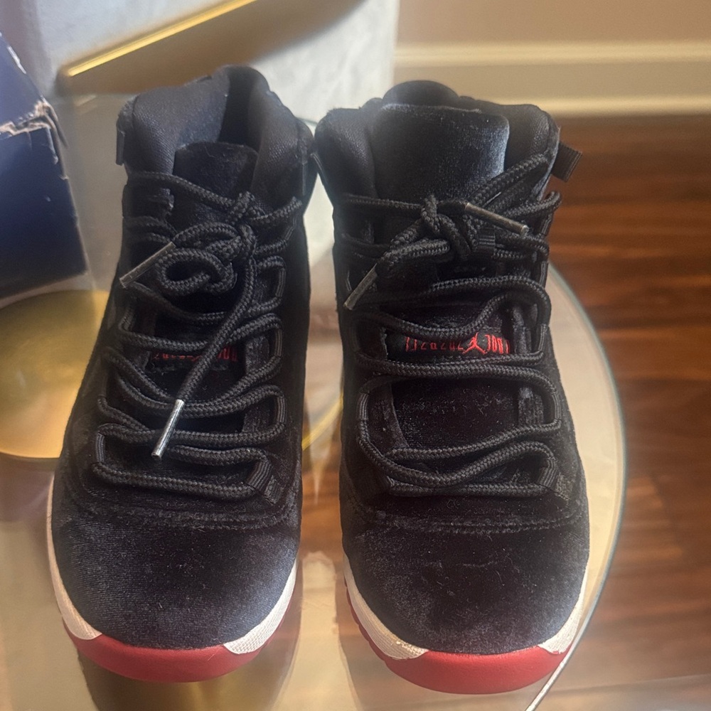 Jordan Kids Sneakers Size 2Y in Black and Red Velvet $50 - Picture 1 of 3